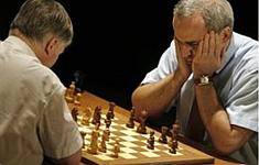 Garri Kasparow z prawej, Antaolij Karpow z lewej - AFP