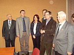Od lewej strony stoją: Andrzej Filipowicz, Bogdan Obrochta, Agnieszka Brustman, Witalis Sapis, Ulrich Jahr i Stefan Hałubek