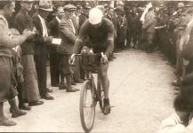 Kolarz Feliks Więcek na rowerze w 1928 r.