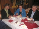 Konsul Generalny RP w Monachium z mężem Janem i artystą Zygmuntem Nasiółkowskim (z szalikiem)