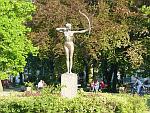 Symbol miasta Łuczniczka w parku przed teatrem miejskim